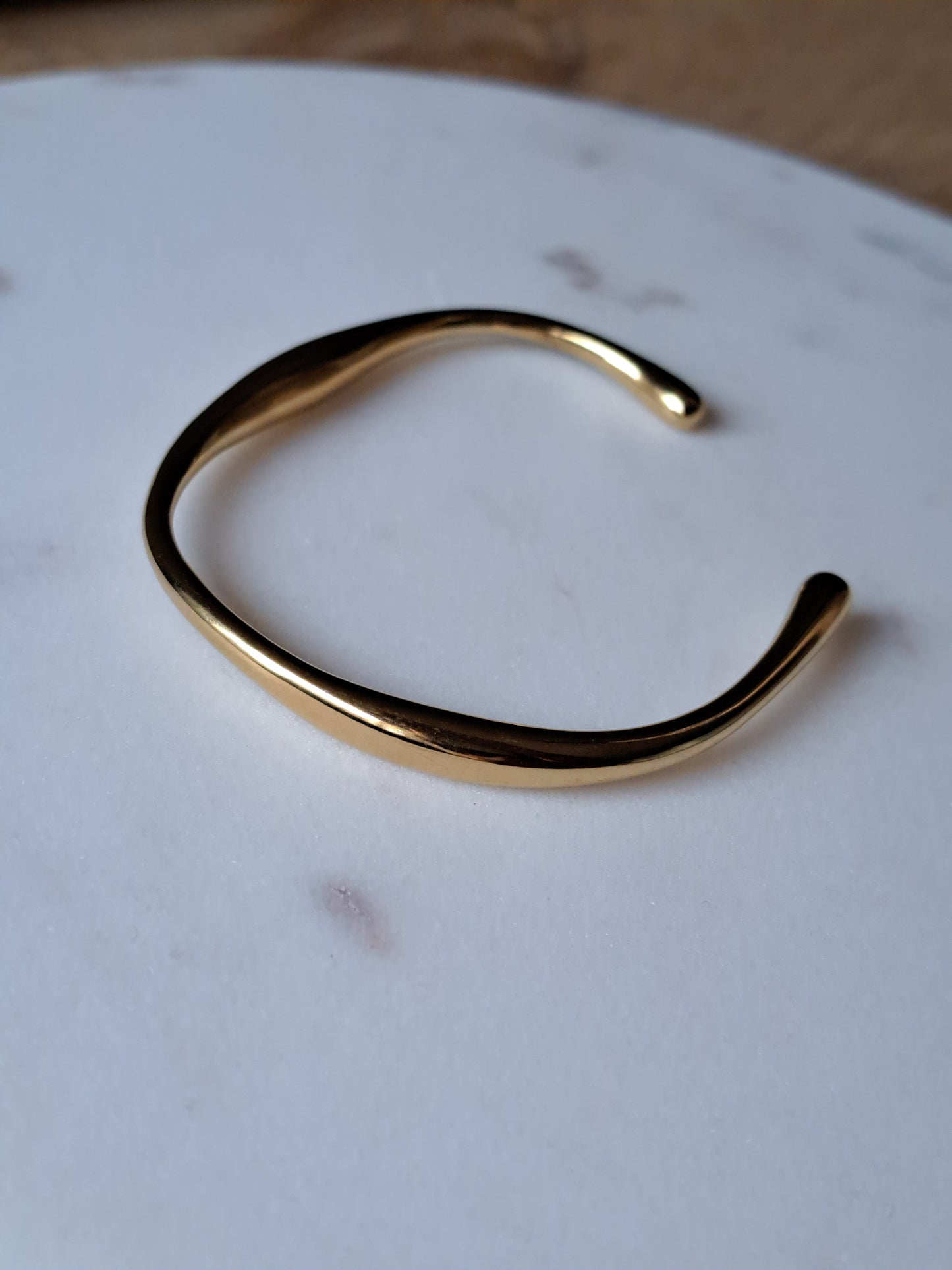 Goudkleurige a symmetrische bangle, stainless steel - goudkleurig