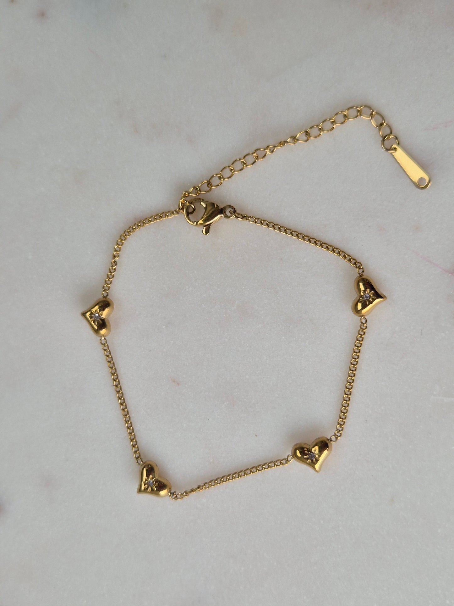 Hartjes armbandje met glittersteentje - goudkleurig