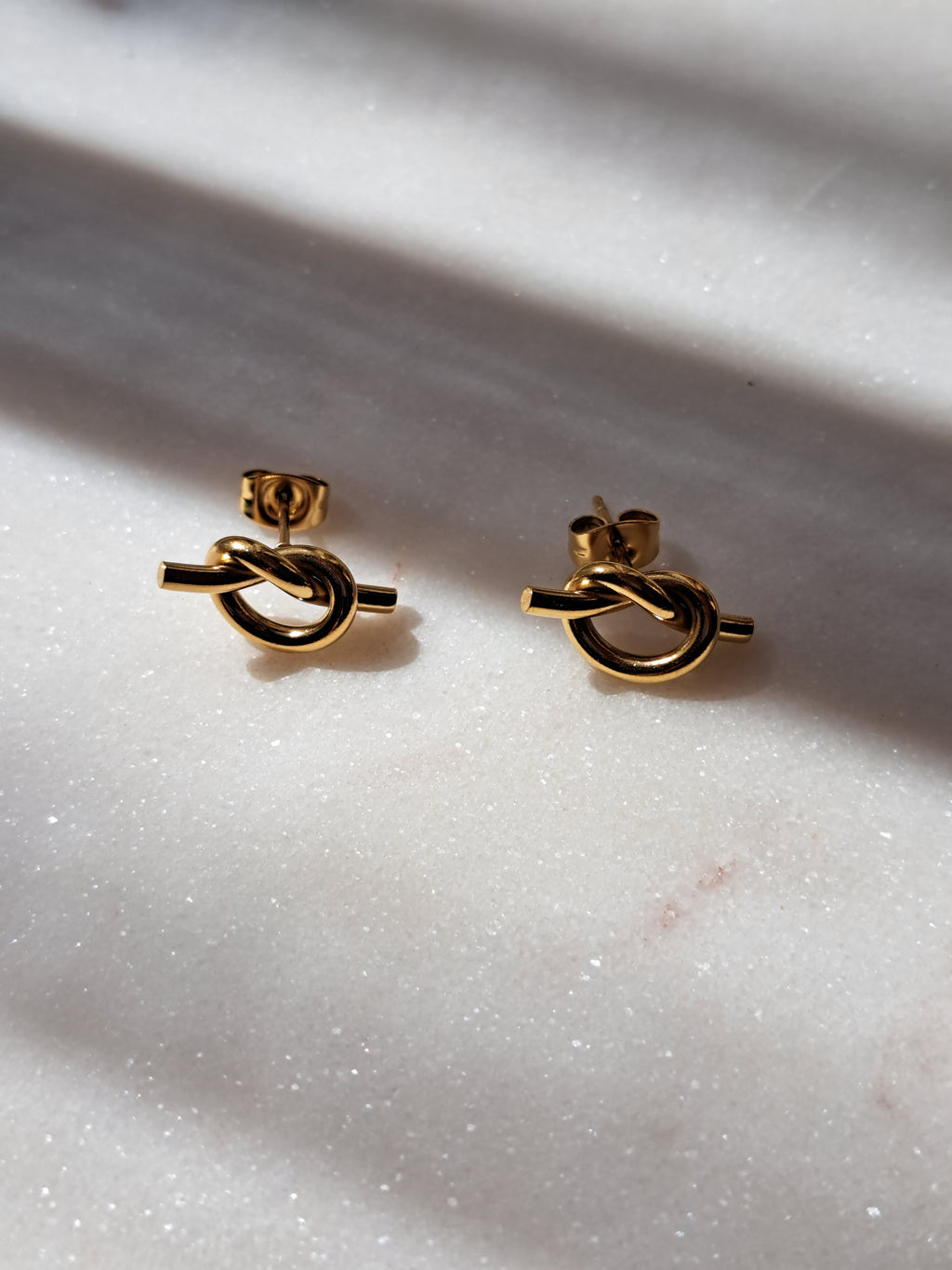 Geknoopte golden oorbellen - stainless steel