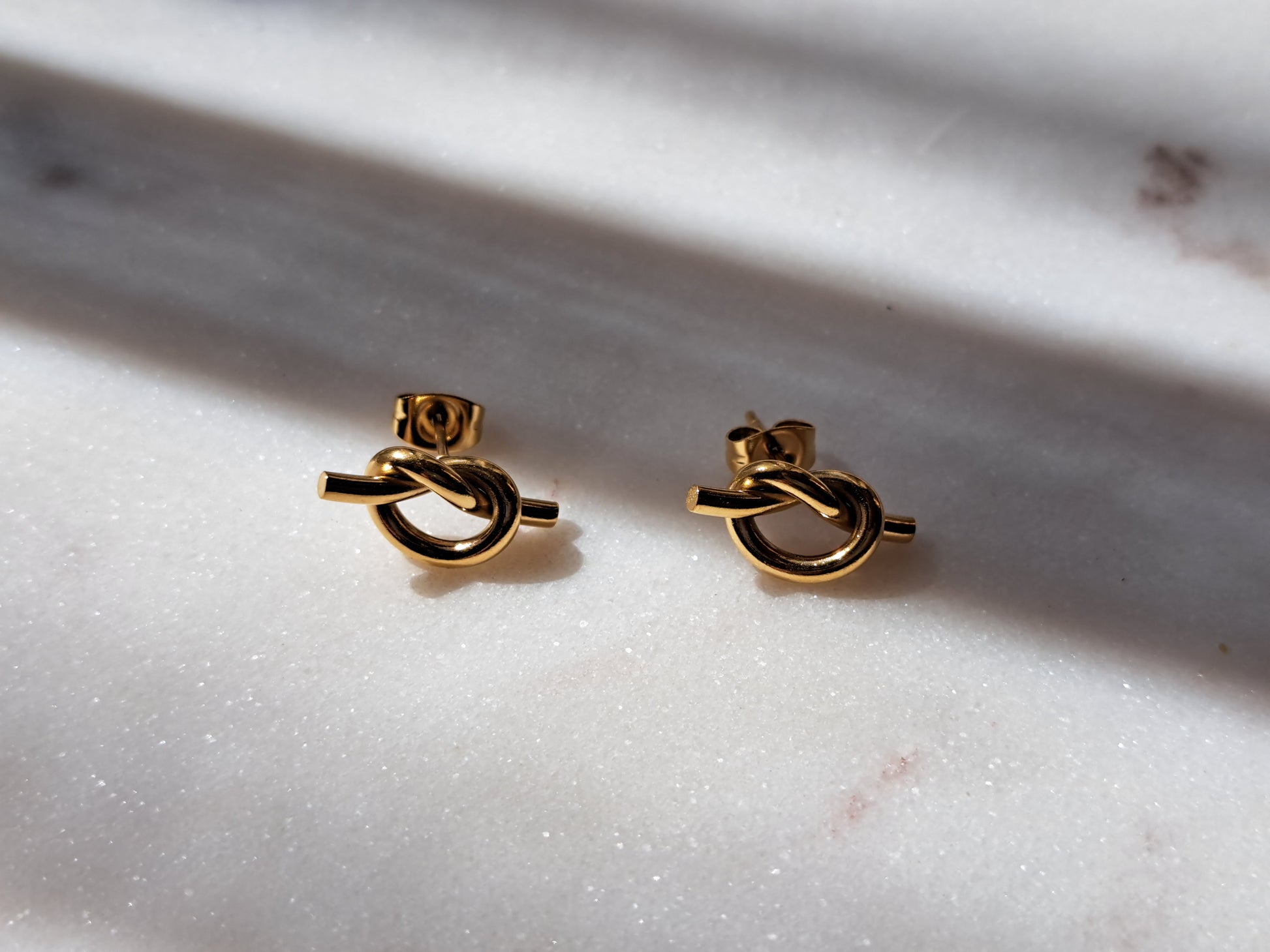 Geknoopte golden oorbellen - stainless steel