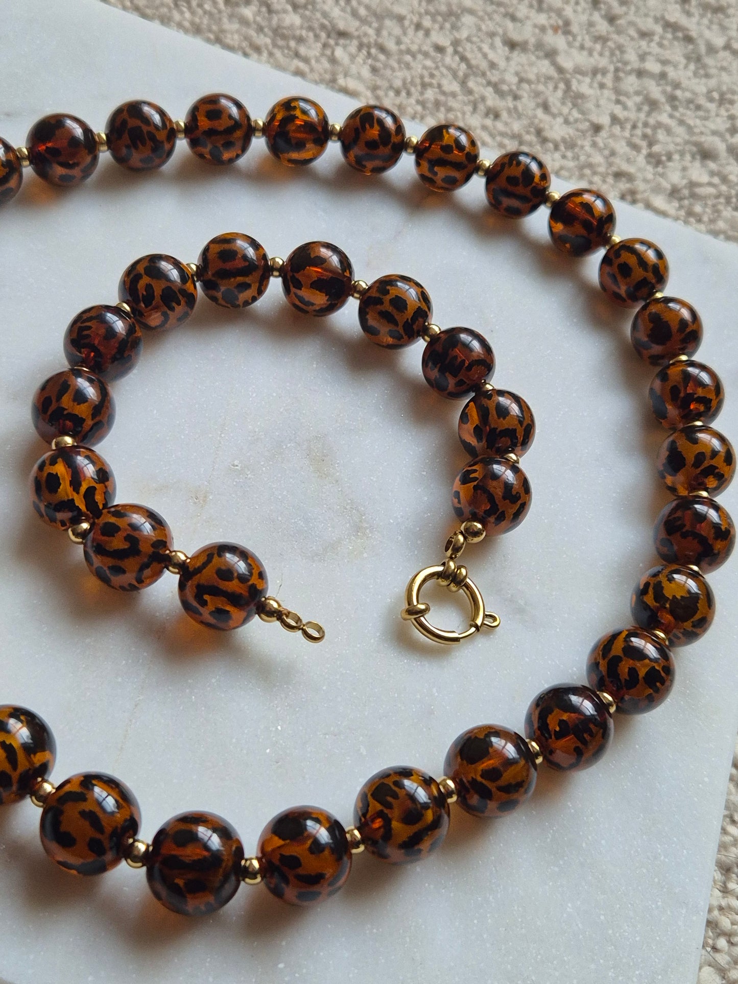 Kralenketting en armband - panterprint - bruin met zwart en goud