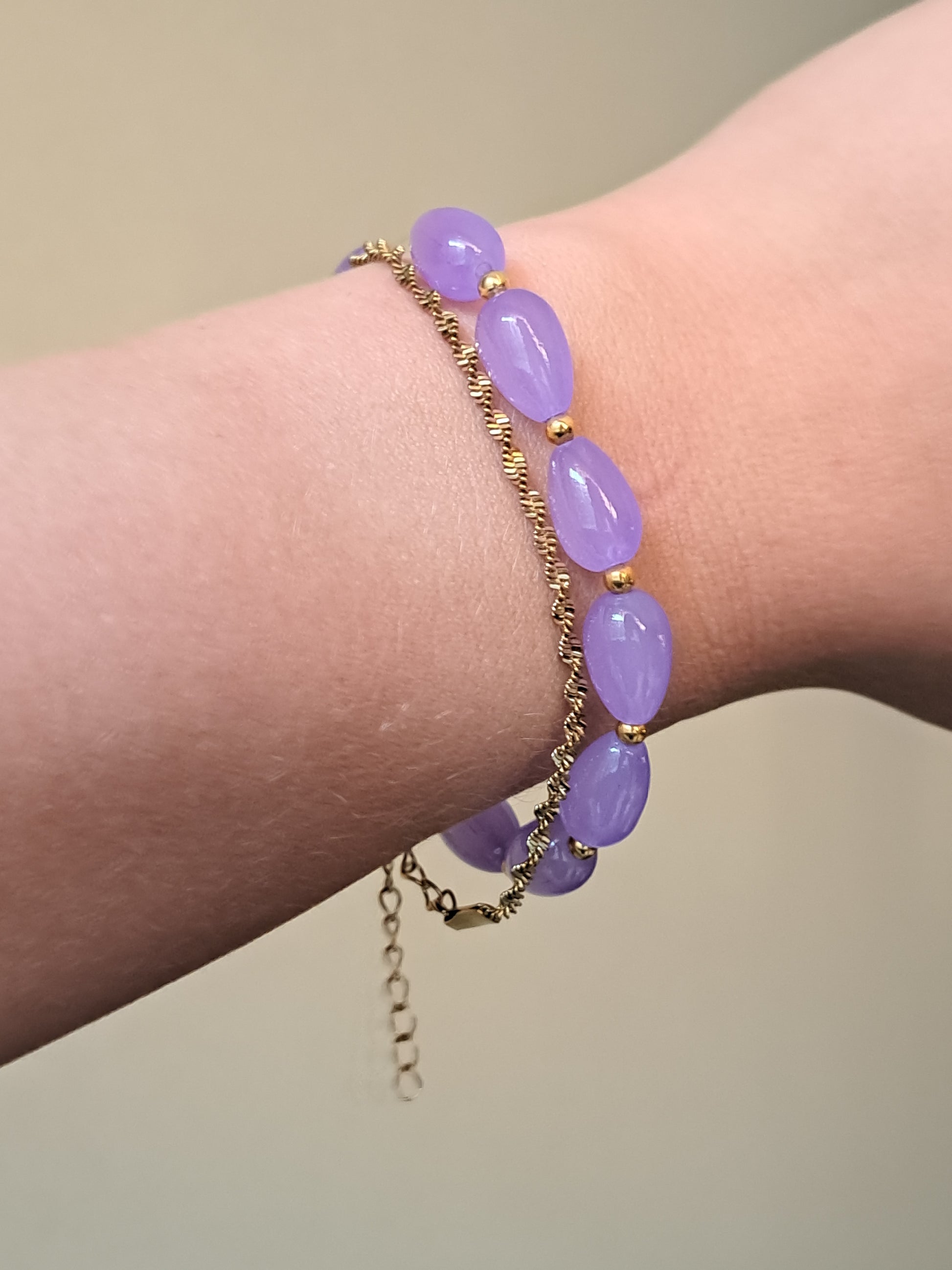 Chique gedraaid stainless steel armbandje, goudkleur