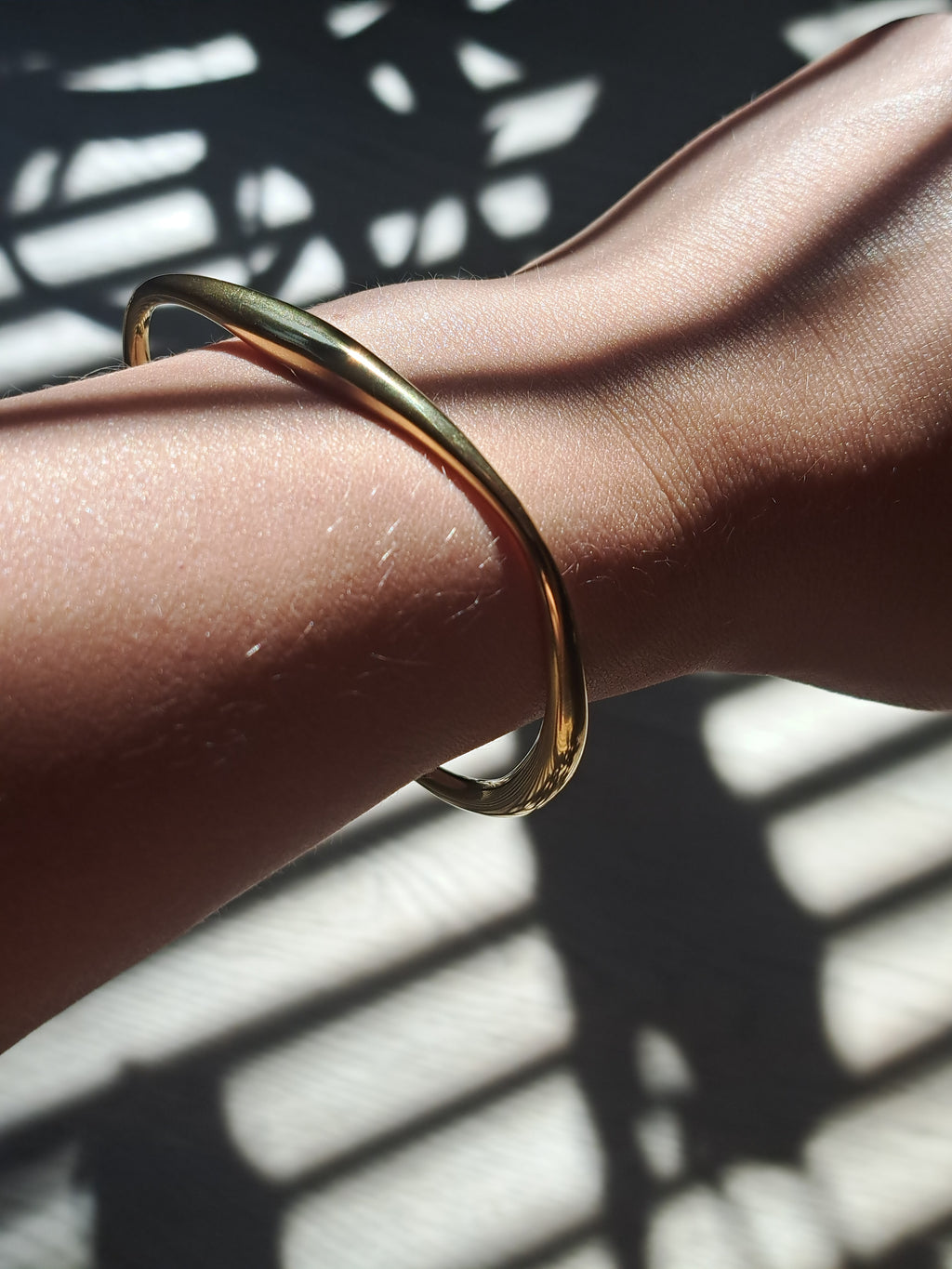 Goudkleurige a symmetrische bangle, roestvrijstaal