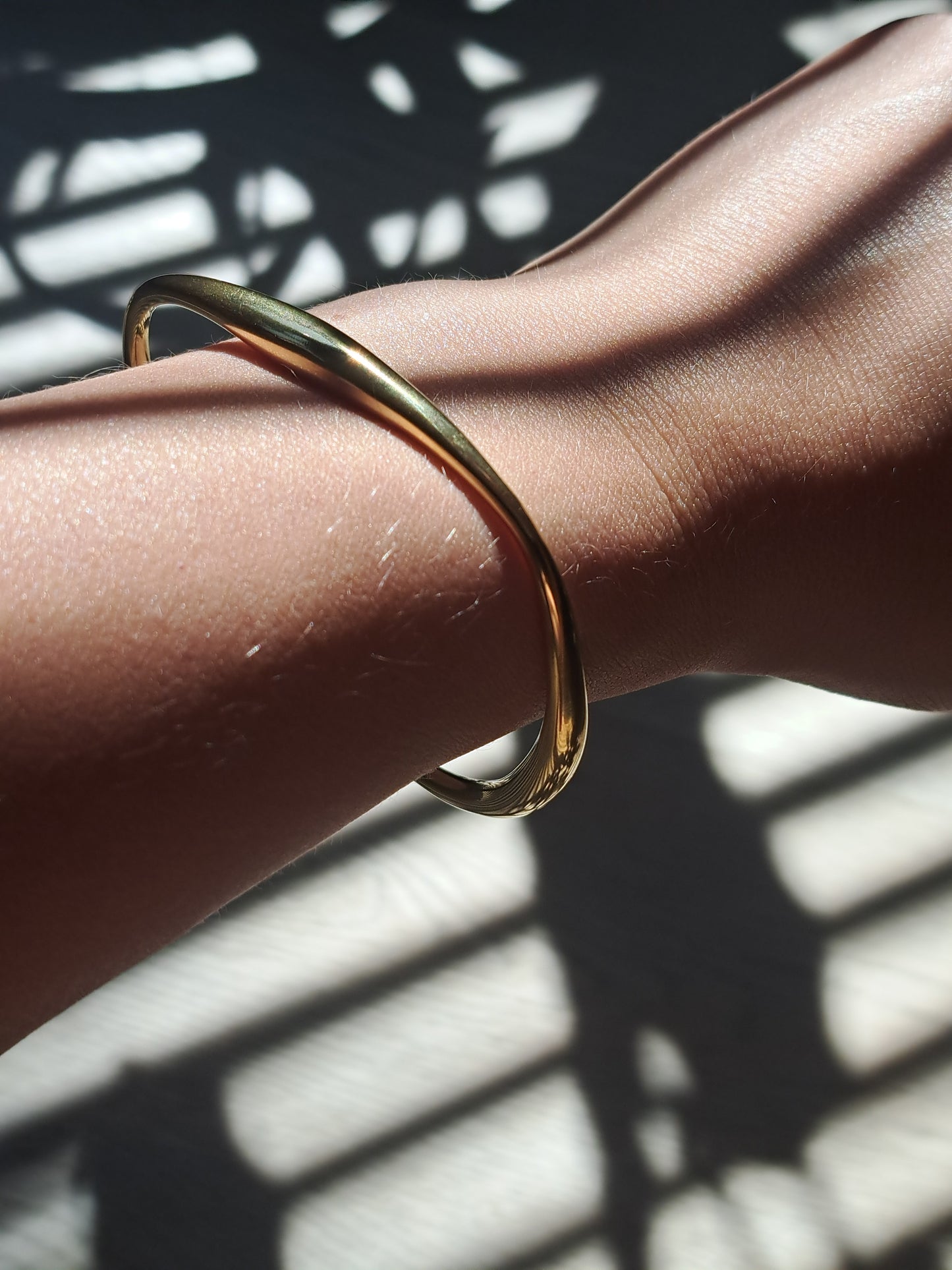 Goudkleurige a symmetrische bangle, stainless steel - goudkleurig