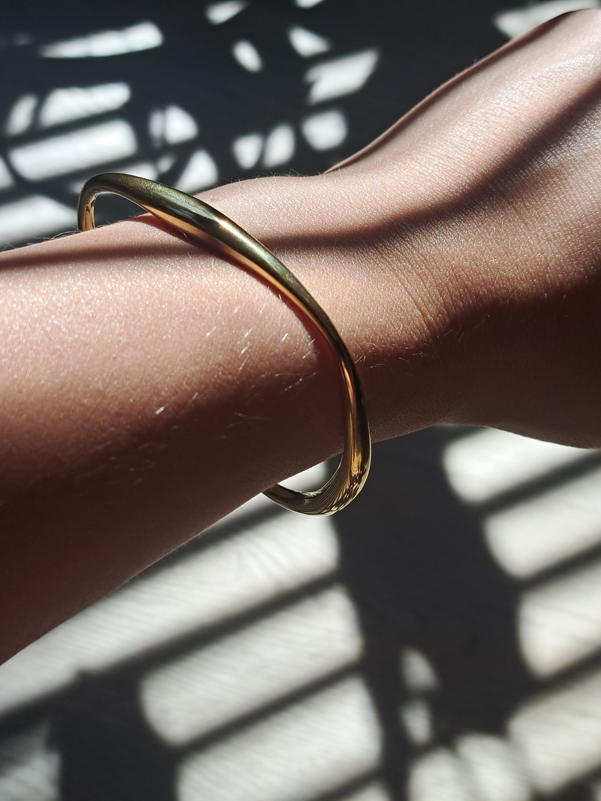 Goudkleurige a symmetrische bangle, roestvrijstaal