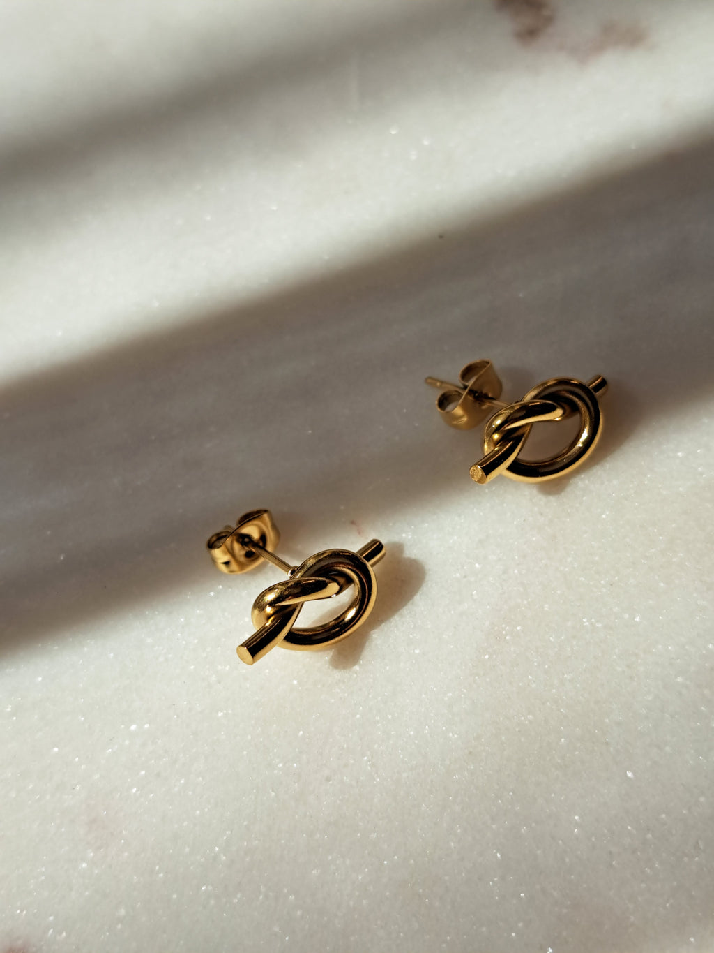 Geknoopte golden oorbellen - stainless steel