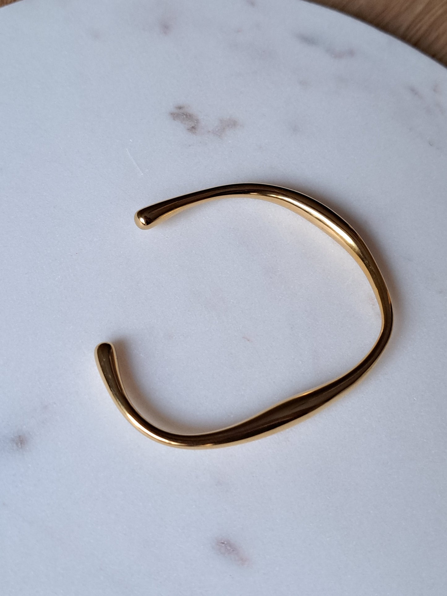 Goudkleurige a symmetrische bangle, stainless steel - goudkleurig